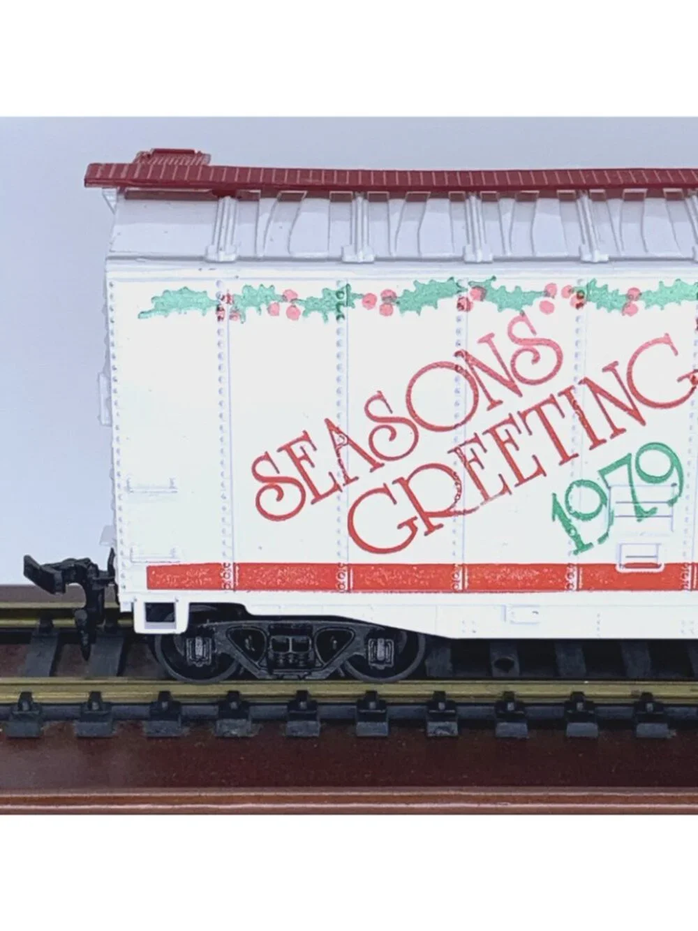 AHM 5582-10 HO Scale Christmas 1979 Seasons Greetings 50' Plug Door Boxcar Vtg
